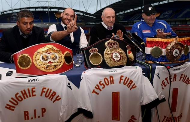 Tyson Fury se svými tituly / zdroj foto: Boxingscene.com