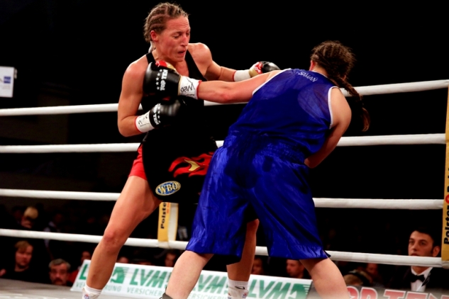 Kühneová vs. Kalderasová / zdroj foto: SES Boxing