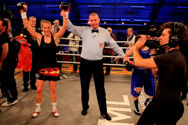 Kühneová vs. Kalderasová / zdroj foto: SES Boxing