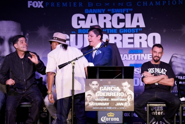 Angel Garcia (v černém) a Ruben Guerrero na tiskovce