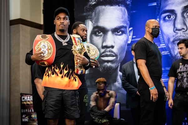 Vážení Charlo vs. Castano / zdroj foto: BoxingJunkie