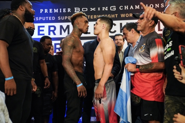 Vážení Charlo vs. Castano / zdroj foto: BoxingJunkie