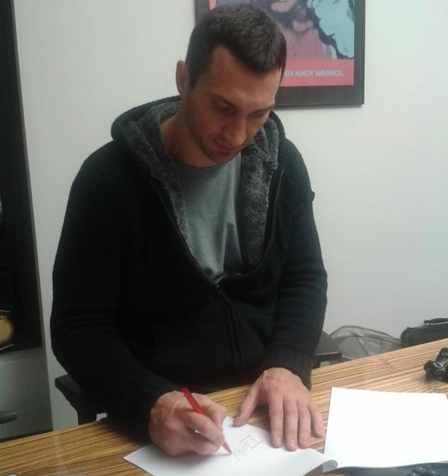 Vladimir Kličko podepisuje smlouvu na zápas s Alexem Leapaiem